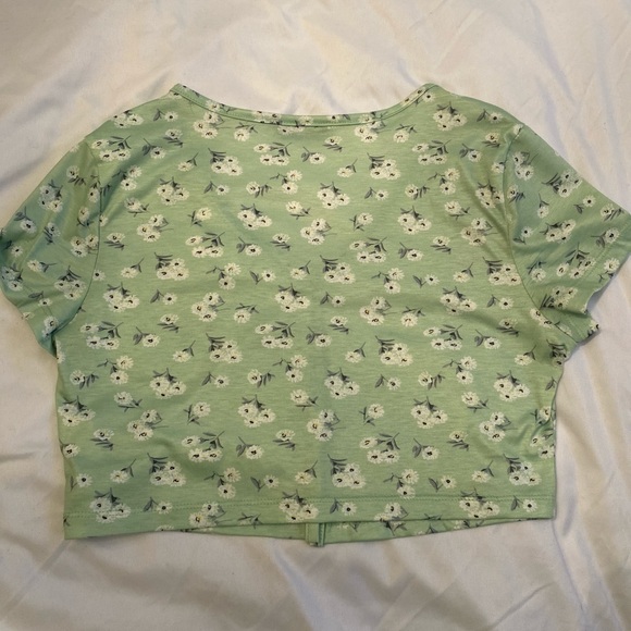 Floral Button-up Cropped Tee - Picture 3 of 3